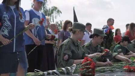 В Курске возложили цветы и венки на мемориальном комплексе "Курская дуга"