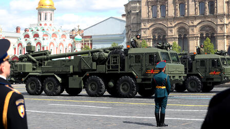 Россия. Москва. 152-мм межвидовой артиллерийский комплекс (САУ) «Мальва» во время парада, посвященного 80-й годовщине Победы в Великой Отечественной войне, на Красной площади.