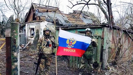 Минобороны показало кадры водружения российского флага в освобожденном Волкове