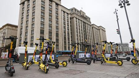 Минтранс предлагает запретить парковку электросамокатов на тротуарах