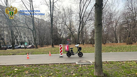 Курьер на электровелосипеде сбил женщину с коляской, ребенка госпитализировали