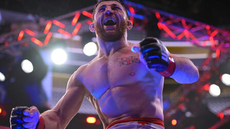 Двалишвили защитил титул чемпиона UFC в легчайшем весе