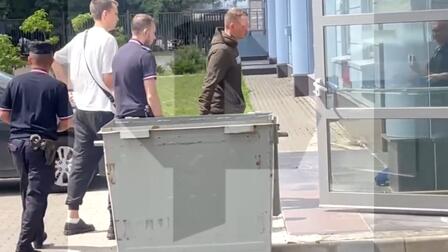 Полиция задержала Эдварда Била за заезд в форме "патрульного самокатчика"