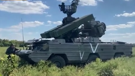 Военкор "Известий" показал, как "Оса" отражает воздушные удары ВСУ
