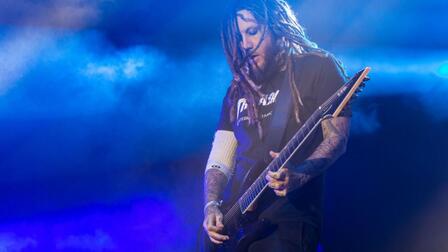Гитарист группы Korn назвал трусливым самоубийство солиста Linkin Park