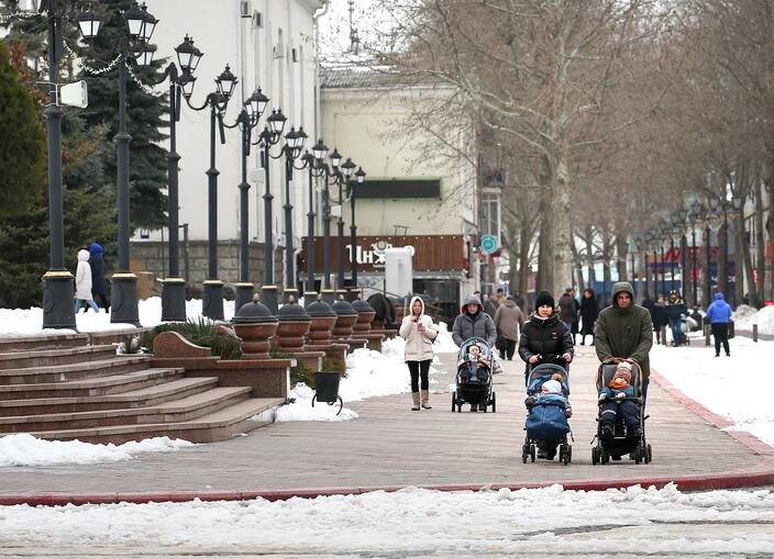 Семья с детьми в городе Керчь зимой