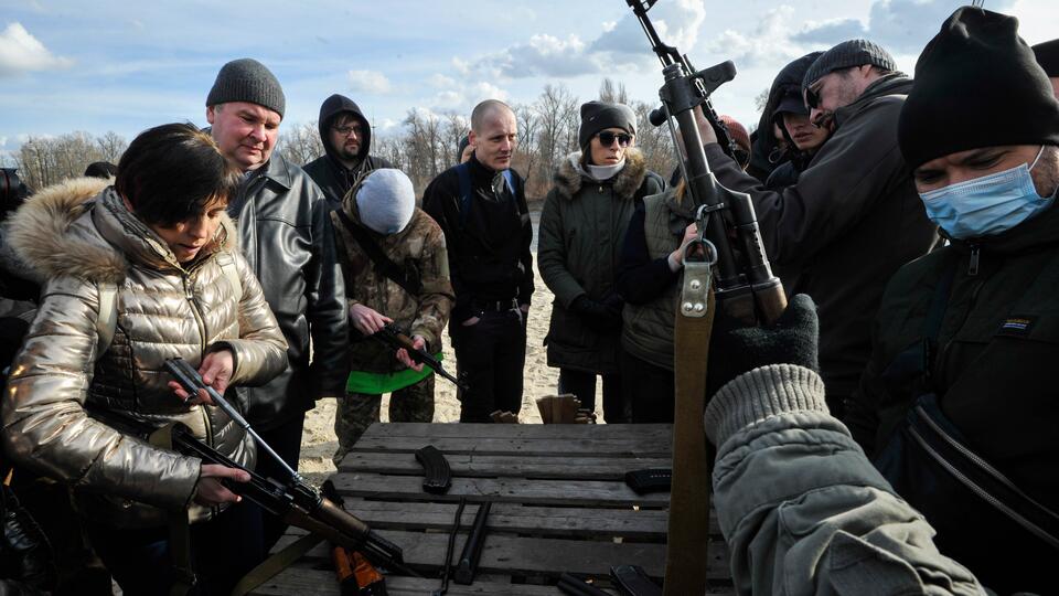 Жителей Днепропетровской области обязали сдать за 10 дней выданное оружие