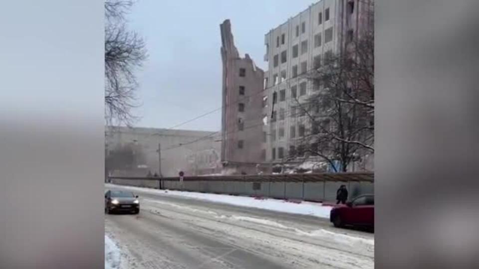 Стена дома рухнула при сносе здания в Москве