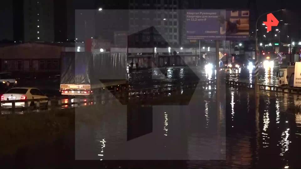 Все утонуло за считанные минуты: ливень превратил Москву в Венецию