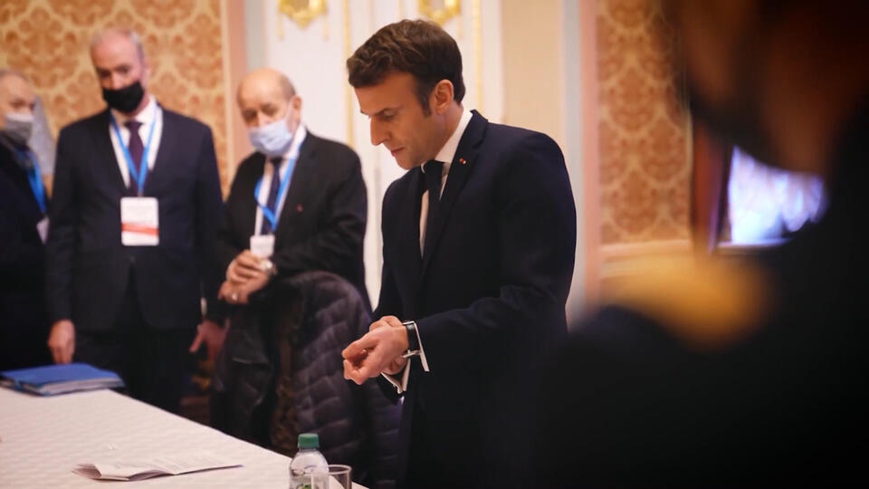 Как фокус с часами подпортил репутацию главы Франции. Фото: © Кадр из программы "Загадки человечества", РЕН ТВ