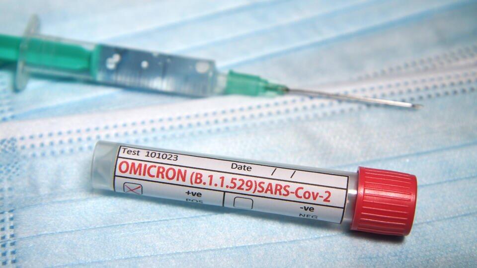 Иммунолог оценил способность "омикрон"-штамма заменить вакцину