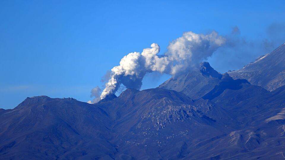 Шлейф пепла от вулкана Шивелуч на Камчатке протянулся на 60 км