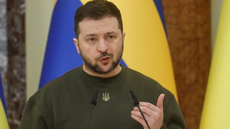 Зеленского обвинили в затягивании конфликта за счет жизней украинцев