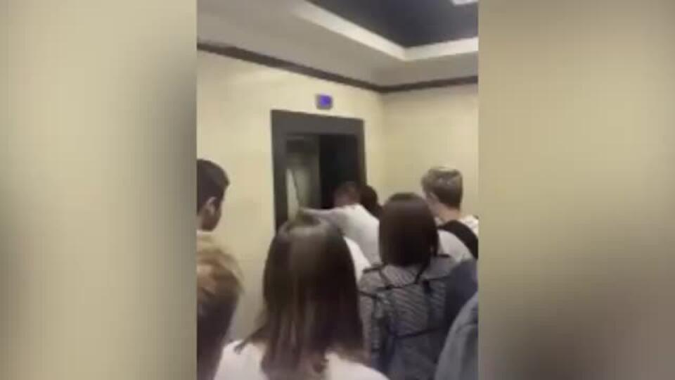 В Сети публикуют видео с места падения лифта со студентами в Москве