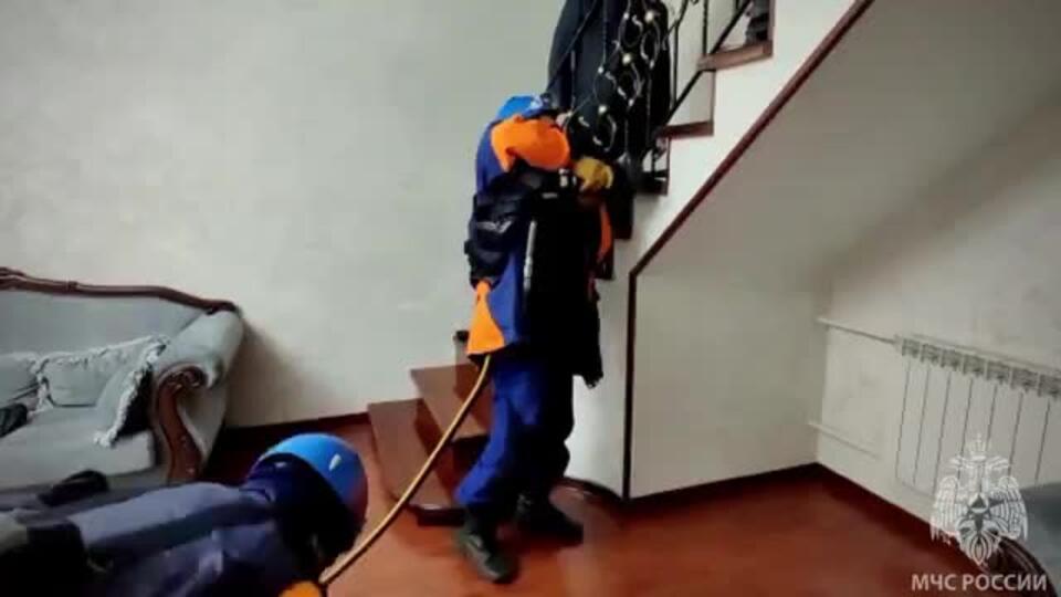 Застрявшая голова ребенка в лестнице. Застрял головой в потолке. Сотрудники МЧС спасли запертого в подмосковной квартире кота.