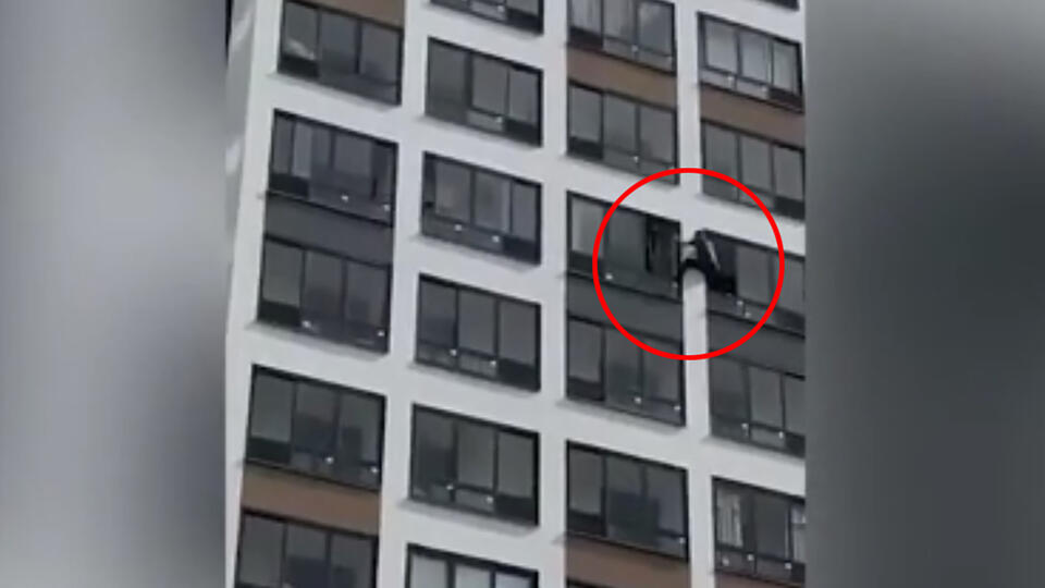 Екатеринбуржец перелез через балкон на 11 этаже ради спасения бабушки