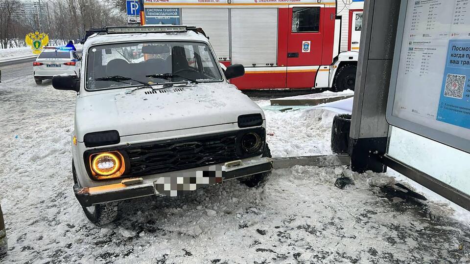 Четверо пострадали при наезде авто на остановку с людьми в Москве