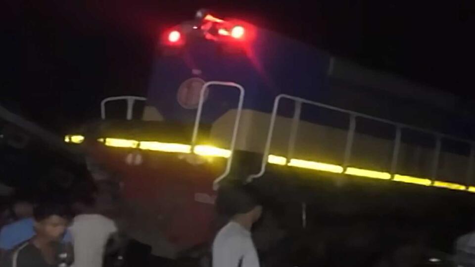 30 человек пострадали при столкновении поездов в Бангладеш