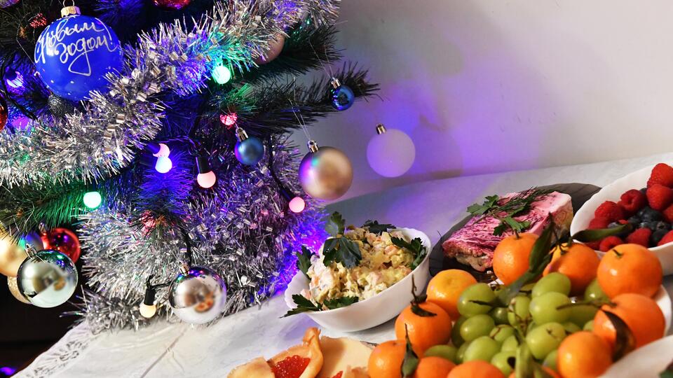 Новогодний стол: как правильно питаться в праздники и не переедать