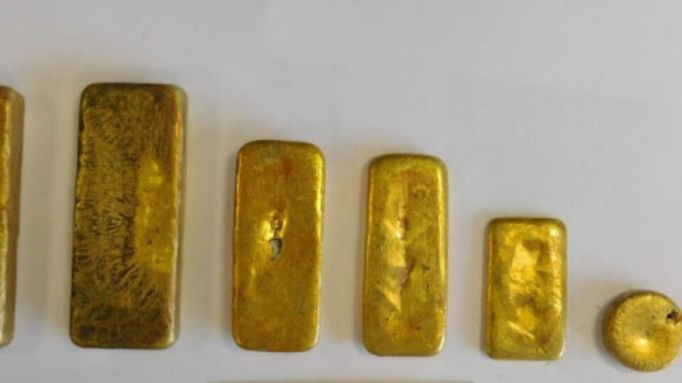 Водитель попытался хитрым методом вывезти золотые слитки в Китай