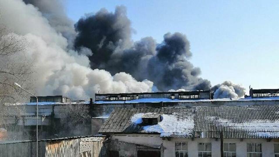 Сегодня горел завод. Пожар на Литейном заводе. Литейный завод Омск. Пожар Литейный завод Челны. Пожар в Омске на заводе.