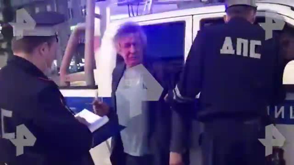 Видео: пьяного Ефремова выводят из авто после ДТП в Москве