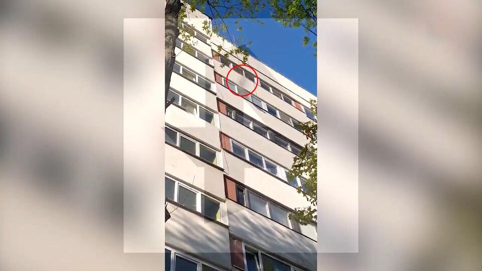 Жители дома в Петербурге обнаружили за окном висящую голову