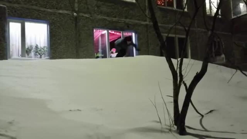 В Воркуте люди катаются по снежным горкам из окон