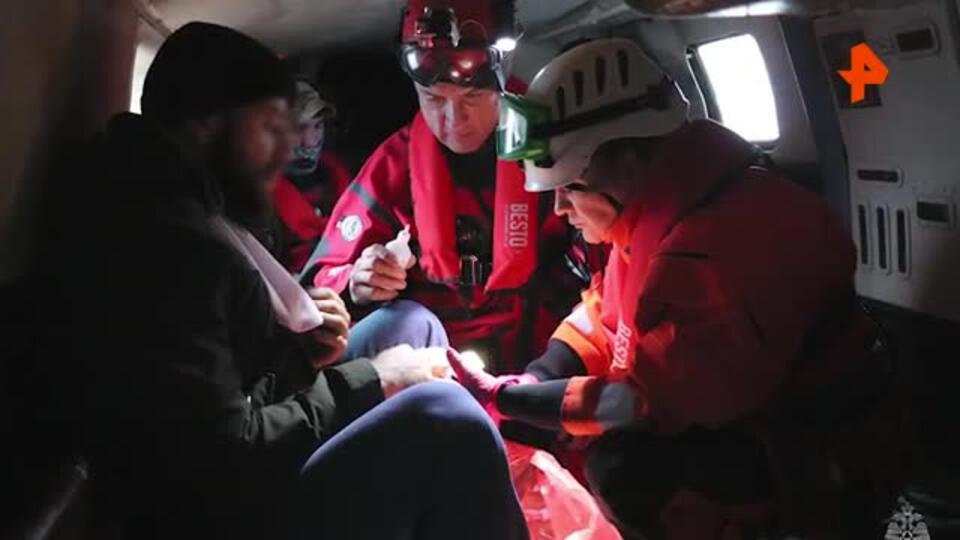 Сотрудники МЧС спасли моряка, эвакуировав его вертолетом