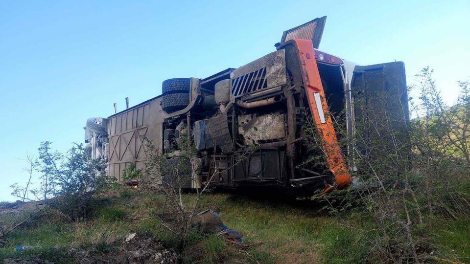 Число иранцев, погибших при падении автобуса в овраг в Армении, выросло до пяти