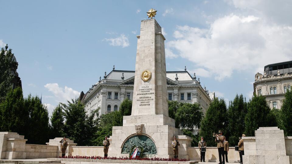 Венгерские оппозиционеры совершили провокацию с памятником воинам СССР