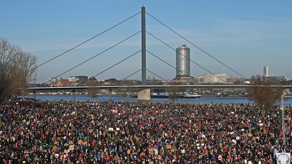 Около ста тысяч человек вышли на акцию протеста в Дюссельдорфе