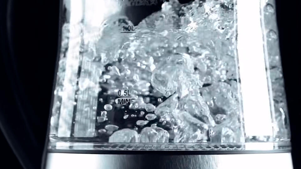 Кипяченая водопроводная вода. Как выглядит вода в сенсоре. Как выглядит Водный камень на стекле. Water useful.