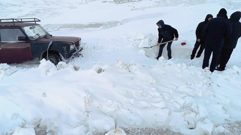 Четверых человек спасли из снежного плена на перевале в Дагестане