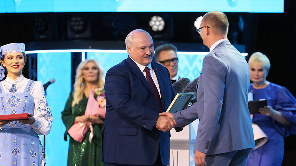 Лукашенко вручил премии СГ по литературе и искусству на 