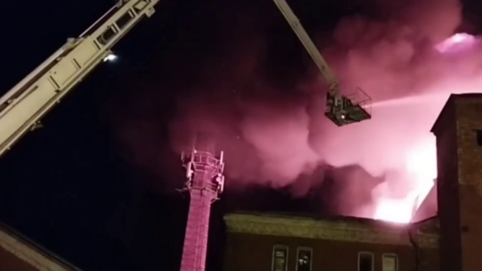 Пожарные полностью ликвидировали возгорание на швейной фабрике в Ногинске