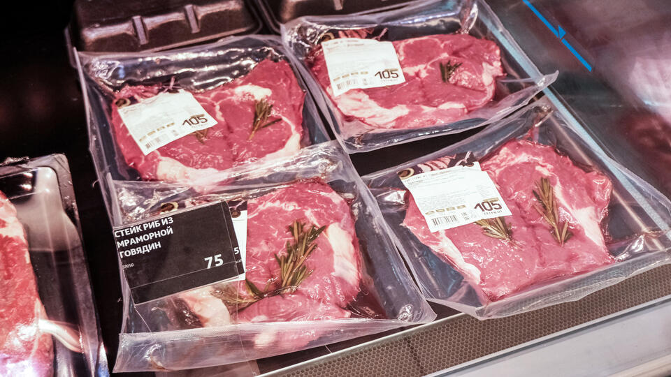 Мясо на шашлык не должно быть жестким или рыхлым. Фото: © www.globallookpress.com/Lantyukhov Sergey/news.ru