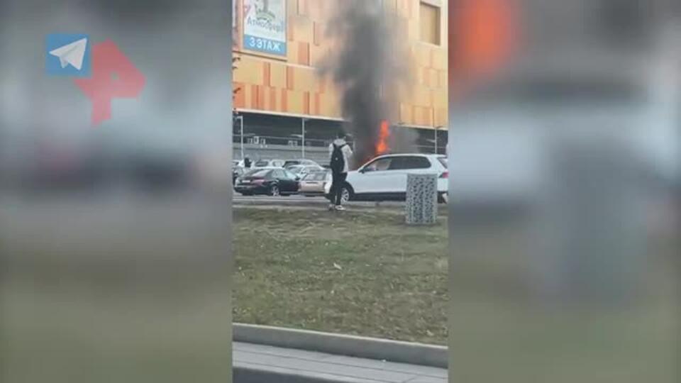Китайский внедорожник сгорел на парковке ТЦ в Москве