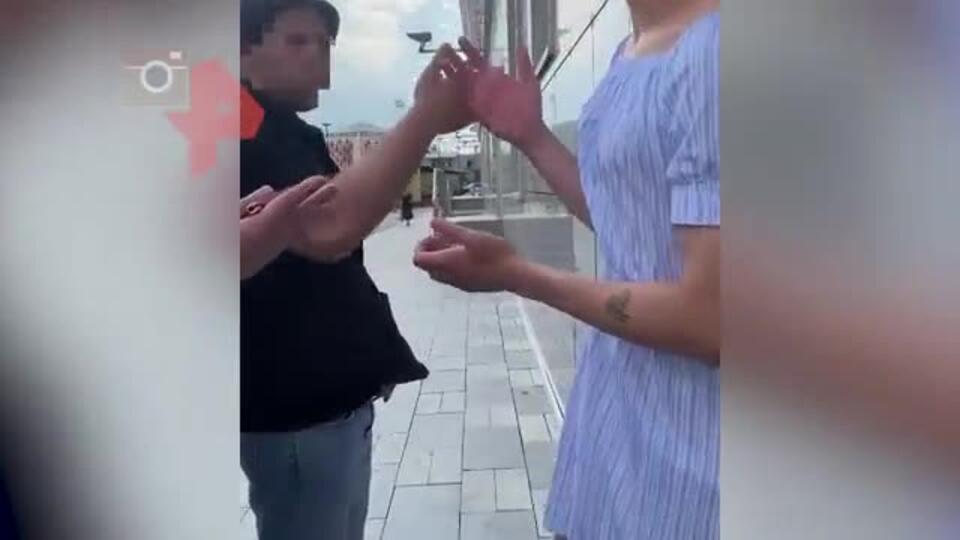 Блогеру в женском платье сломали палец в центре Москвы