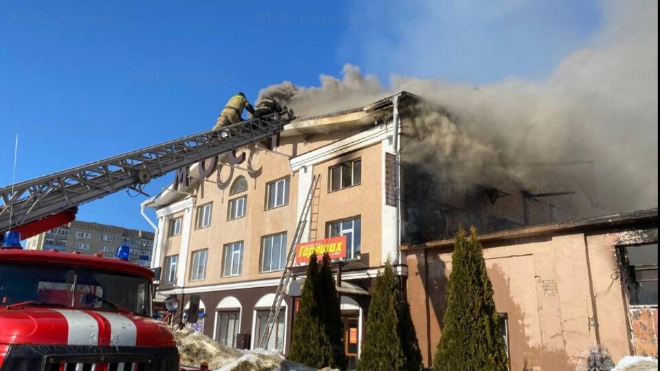 Огонь охватил торговый центр в Пензенской области