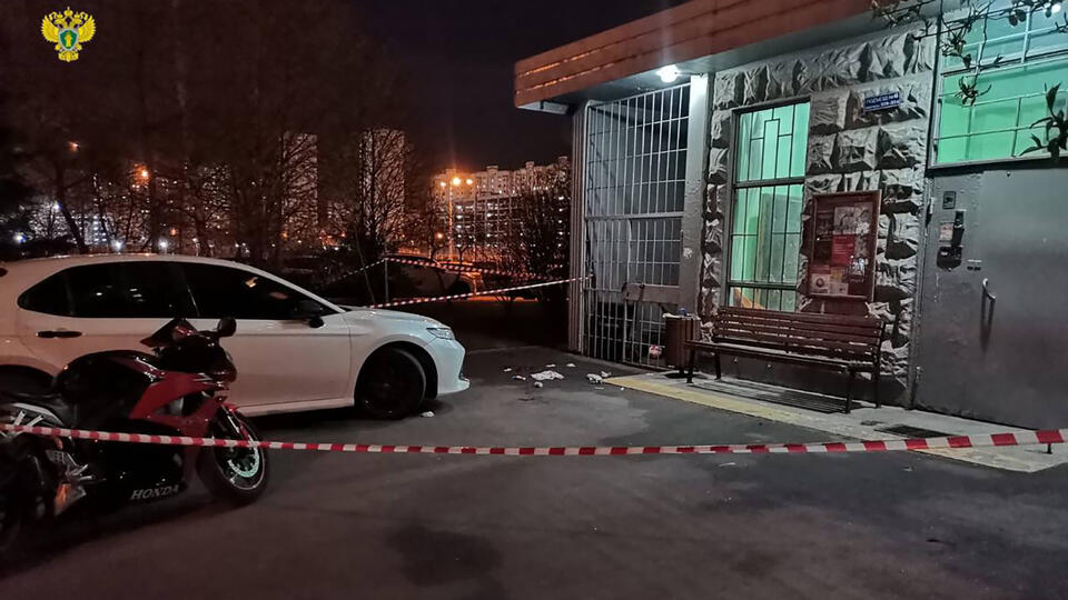 Раненный на парковке в Москве мужчина скончался в больнице