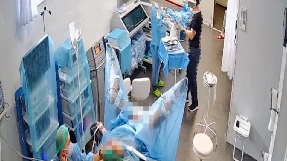 Скрытая камера у гинеколога засекла как врач мастурбирует пациенткам пизду небольшим дилдо
