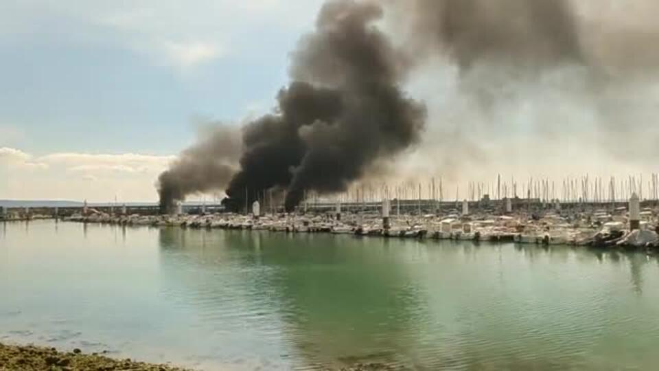 Лодки загорелись в порту во французском Гавре