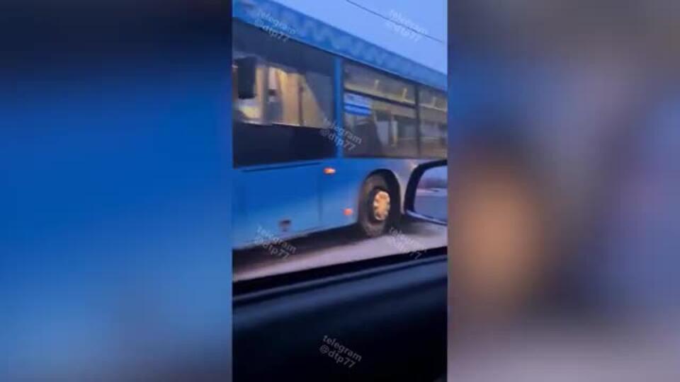 Пассажирский автобус столкнулся с легковушкой на юго-востоке Москвы