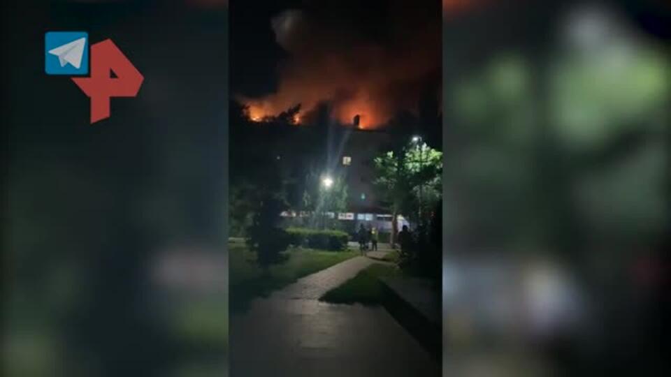 Крыша жилого дома загорелась в Омске на площади 1125 