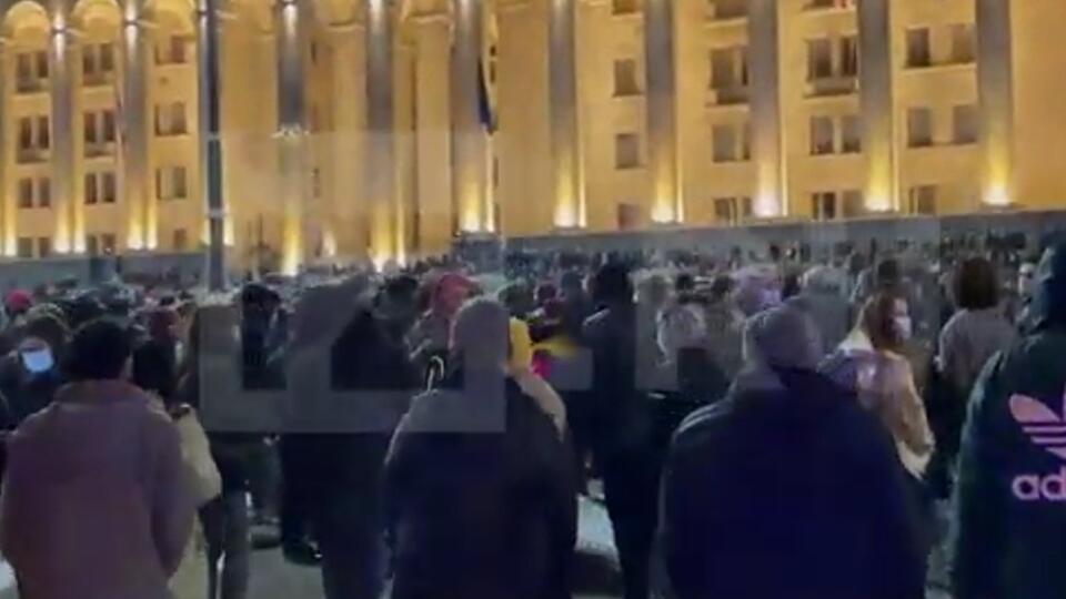 Сторонники радикальной оппозиции окружили здание парламента Грузии