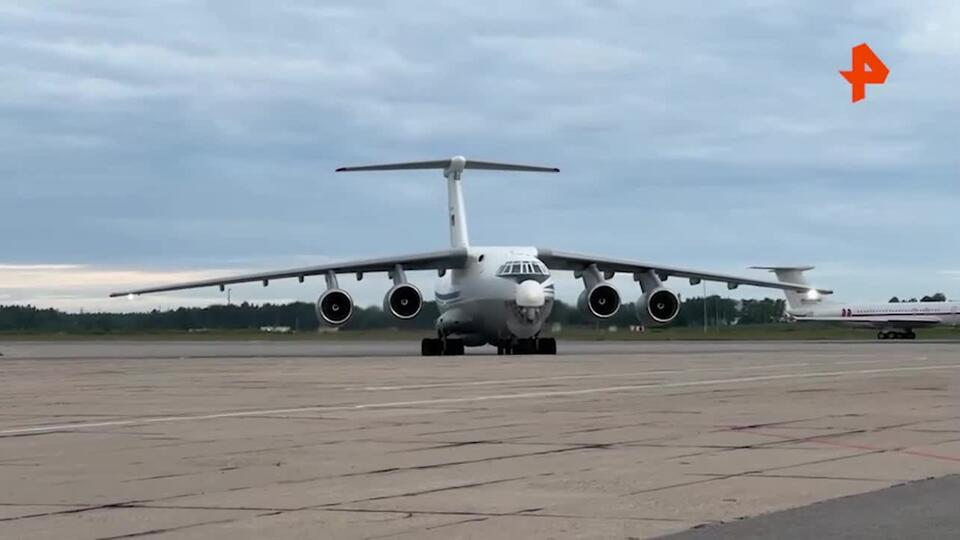 Самолет с освобожденными российскими солдатами приземлился в Москве