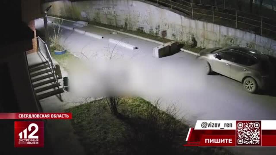 Рухнувшая стена раздавила автомобиль в Свердловской области