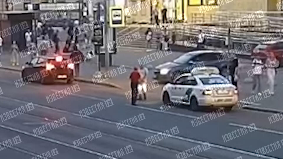 В Петербурге мужчину жестоко избили посреди дороги