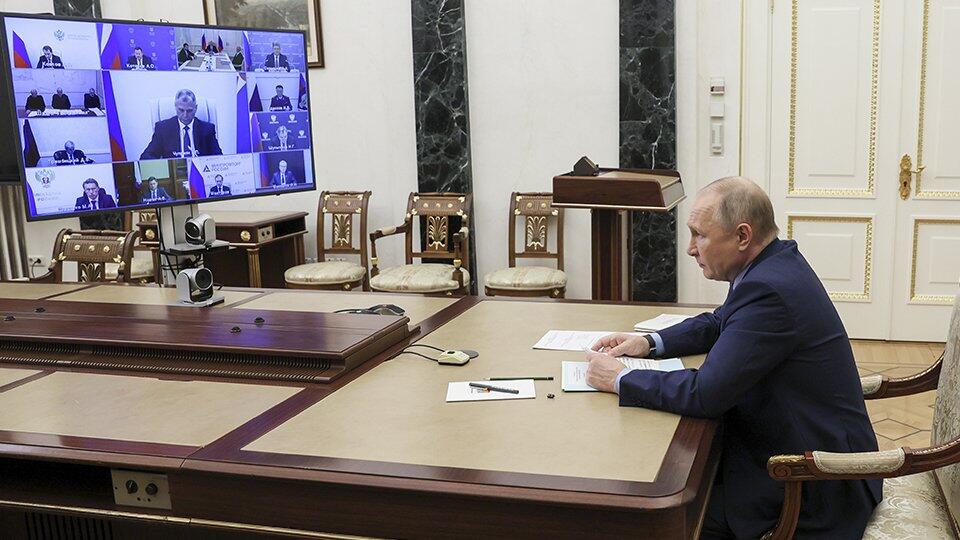 "Сидим и головы опустили": Путин отчитал руководство "Листвяжной"